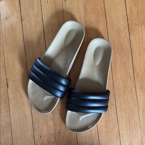 Beatrice Valenzuela Classic Sandalia in Black, Size 8